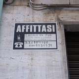 Mentre al civico 17 un cartello di affittasi avvisa che siamo in presenza di un ex pub e di un locale �asciutto, arioso e luminoso�